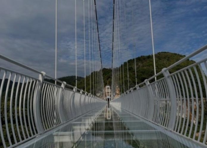 puente-vietnam- Vietnam inaugura espectacular puente de cristal entre dos montañas