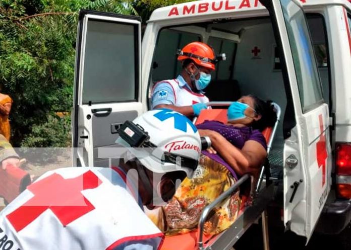Atención a emergencia en Tipitapa por señora que cayó en sumidero