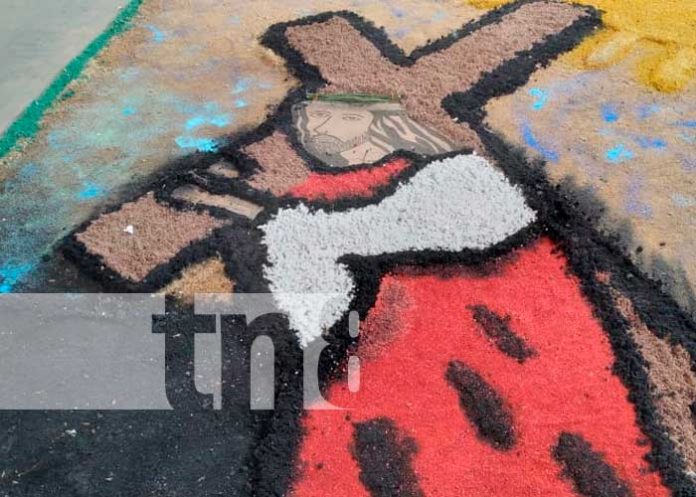 Viacrucis y alfombras pasionarias en colegios públicos de León