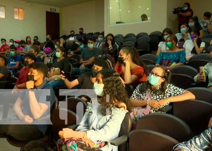 taller-fotografia-1 Estudiantes aprenden técnicas de fotografía digital en Managua