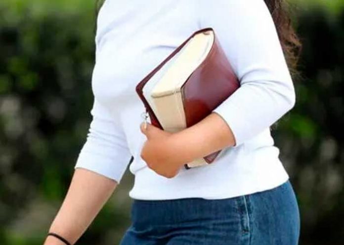 Pastora le pone los cuernos a su esposo por culpa de 