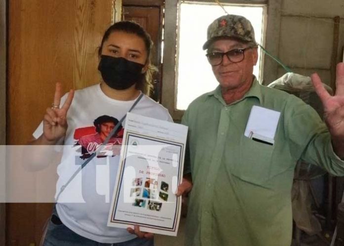 Entrega de títulos de propiedad a familias de Estelí