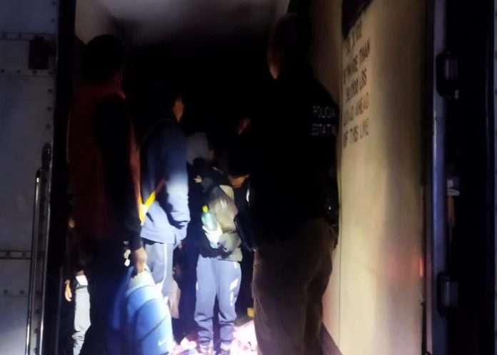 En Coahuila, México identifican a 92 migrantes encerrados en un tráiler