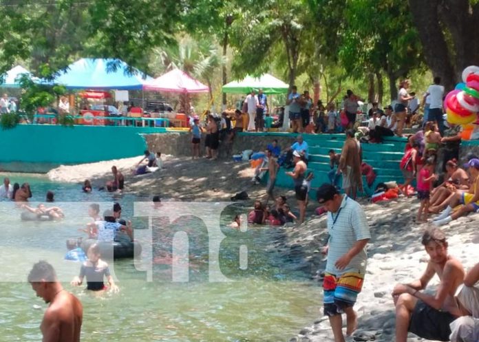 Nicaragüenses disfrutan de un chapuzón en Centro Recreativo “El Trapiche”
