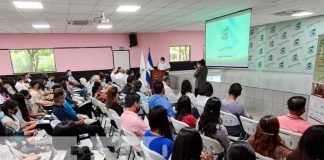 Estudiantes de carreras administrativas en la UCN