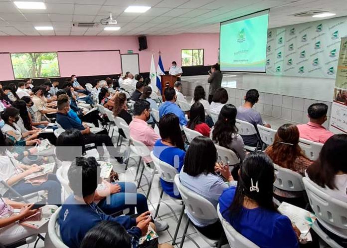 Estudiantes de carreras administrativas en la UCN