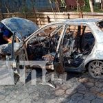 Vehículo toma fuego en una de las calles en Ticuantepe, Managua