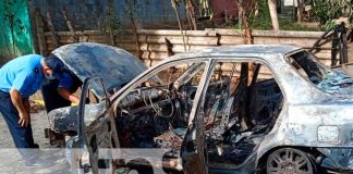 Vehículo toma fuego en una de las calles en Ticuantepe, Managua