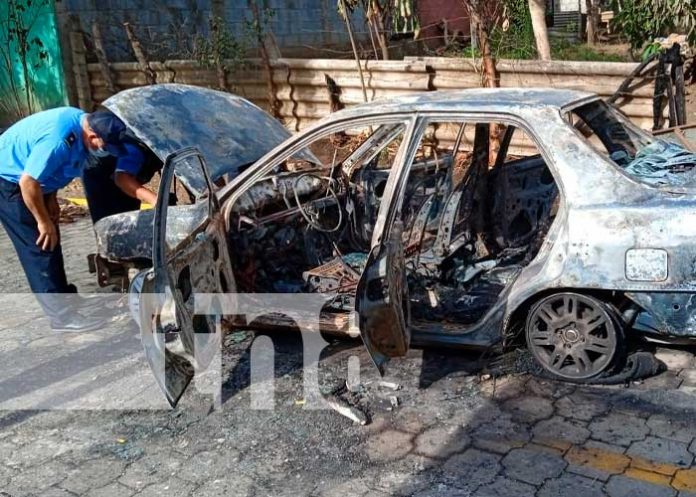 Vehículo toma fuego en una de las calles en Ticuantepe, Managua