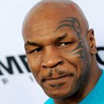 Mike Tyson le propina tremenda «apaleada» a un pasajero en un avión Mike Tyson le propina tremenda "apaleada" a un pasajero en un avión