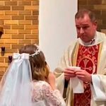 Niña sorprende al tomar copa de vino en Primera Comunión