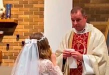 «Fondo blanco» Niña sorprende al tomar copa de vino en Primera Comunión Niña sorprende al tomar copa de vino en Primera Comunión