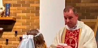 Niña sorprende al tomar copa de vino en Primera Comunión