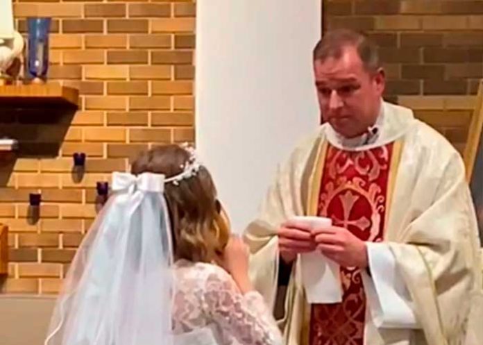 Niña sorprende al tomar copa de vino en Primera Comunión