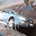 Vehículo termina dentro de un cauce en Chinandega Vehículo termina dentro de un cauce en Chinandega