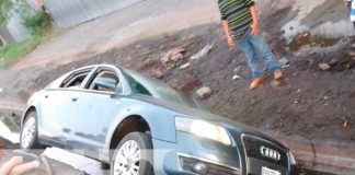 Vehículo termina dentro de un cauce en Chinandega