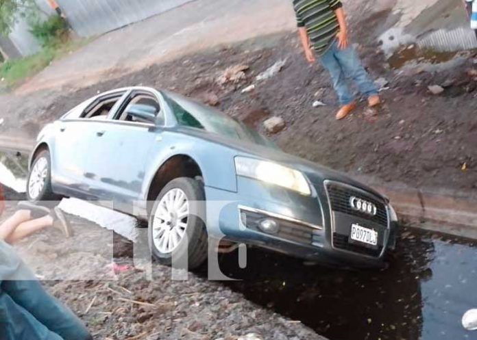Vehículo termina dentro de un cauce en Chinandega