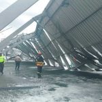 Colapsa estructura por lluvias en Ecuador, provocando un muerto y heridos Colapsa estructura por lluvias en Ecuador, provocando un muerto y heridos
