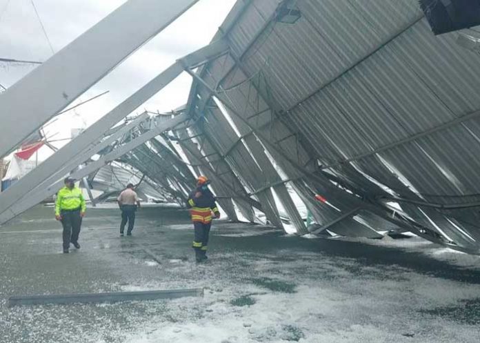 Colapsa estructura por lluvias en Ecuador, provocando un muerto y heridos