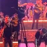 Christian Nodal "besa el piso" en Guatemala y su video es viral