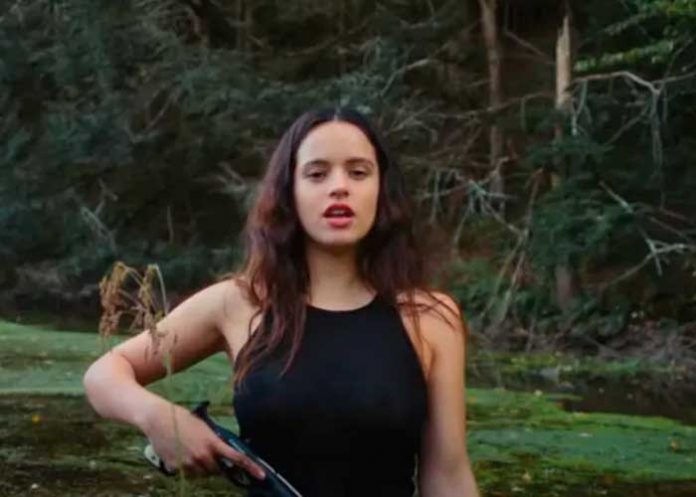 El nuevo video de Rosalía narra una historia de supervivencia