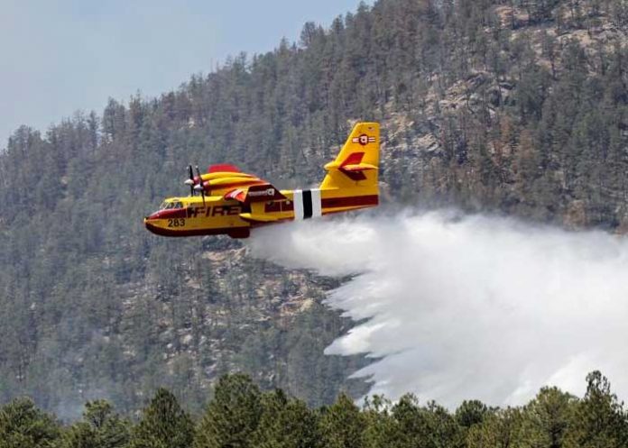 Bomberos de Estados Unidos, combaten incendio en Nuevo México