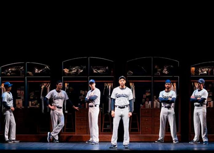 .1 Rompe las reglas al grabar desnudo frontal en obra de Broadway