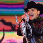¿Querés o no el anillo? Christian Nodal toma pancarta con mensaje a Beli Christian Nodal envuelto nuevamente en una polémica