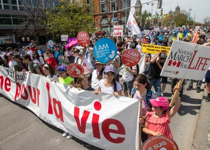1 Miles de activistas contra el aborto se manifiestan en Canadá