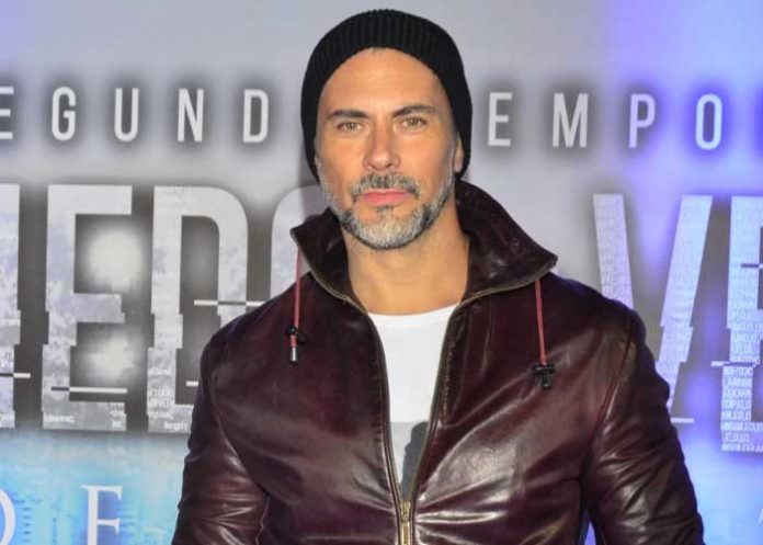 Condenan a 19 años de prisión a actor Ricardo Crespo por abusar a su hija.