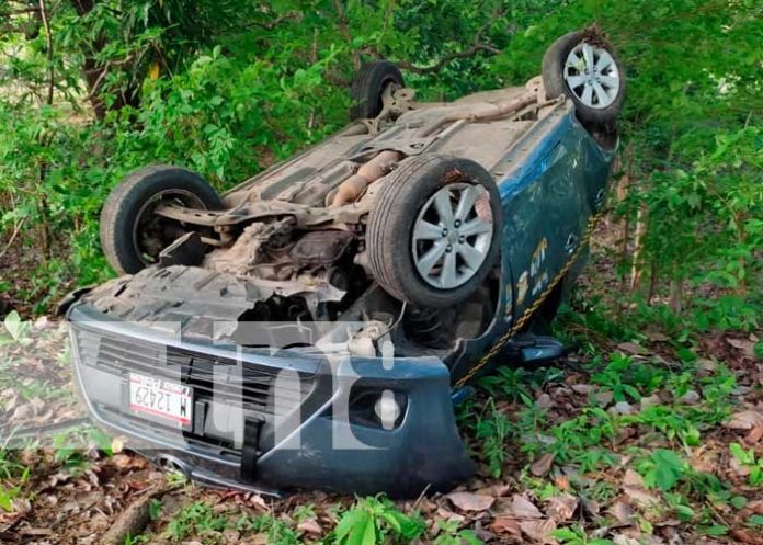 Chontales: Pasajeros de taxi, sobreviven de milagro tras fuerte vuelco