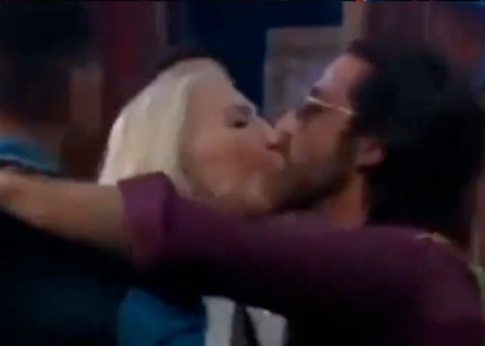 1 Laura Bozzo le da un beso a El Potro y bromea que será su ‘sugar mommy’.