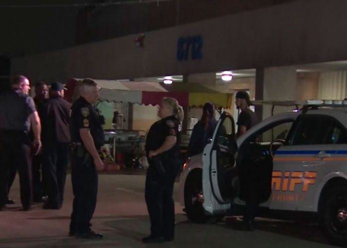 Dos muertos y tres heridos tras tiroteo en un mercado de pulgas en Houston