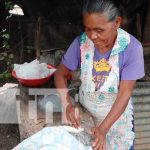 Crónica TN8 premia a madre vendedora en el Barrio Rene Núñez, Managua Crónica Tn8 premia a madre vendedora en el Barrio Rene Núñez, Managua