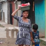 Madre jovencita que vende tortillas en Managua es premiada por Crónica TN8 Madre jovencita vende tortillas en Managua y Crónica TN8 la premia