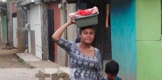 Madre jovencita vende tortillas en Managua y Crónica TN8 la premia