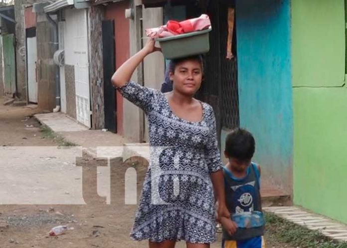 1 Madre jovencita vende tortillas en Managua y Crónica TN8 la premia