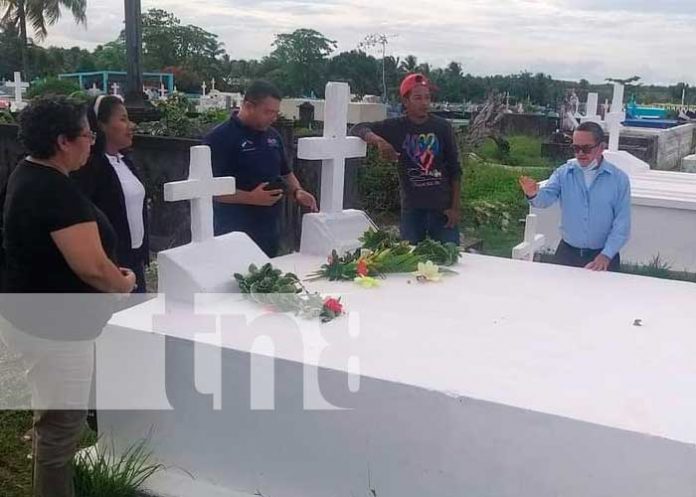 1 Ofrenda floral para los héroes de la revolución de la Costa Caribe Norte