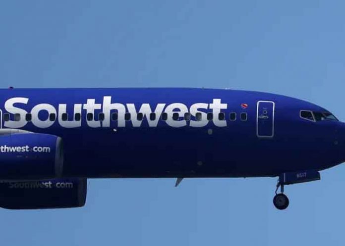 VIDEO! Modelo muestra tanga en avión y se hace viral en TikTok