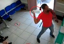 Golpea a una empleada en taquilla pero él termina desangrándose