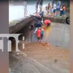 Mujer es arrastrada por la corriente de un cauce en barrio capitalino Mujer es arrastrada por la corriente de un cauce en barrio capitalino