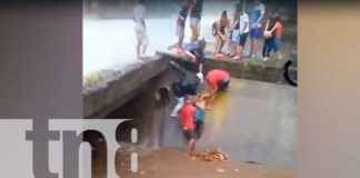 Mujer es arrastrada por la corriente de un cauce en barrio capitalino