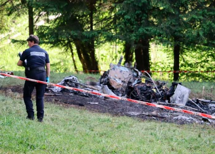 Familia a bordo perece al estrellarse una avioneta en Francia