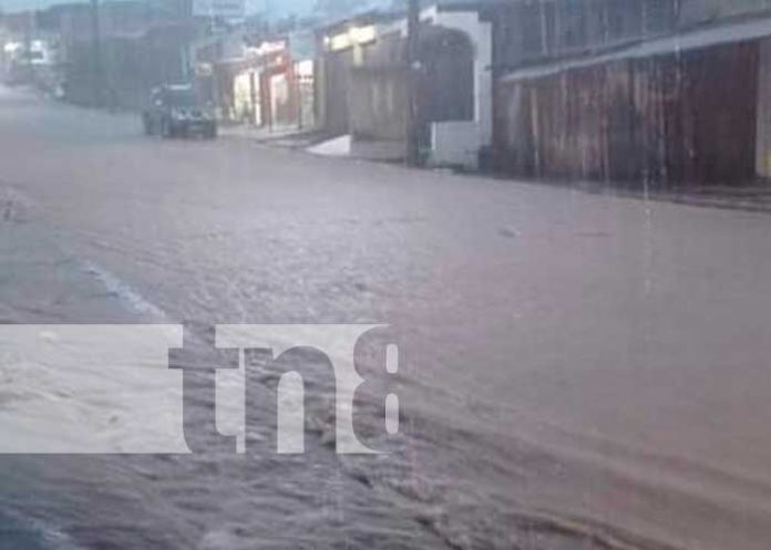 Río Blanco se desborda y deja varias viviendas afectadas