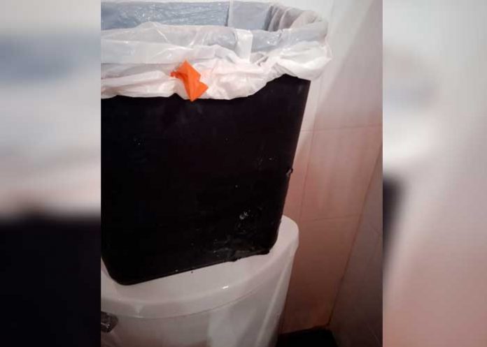 1 Cámaras en baños: Director de colegio denunciado por alumnas, México
