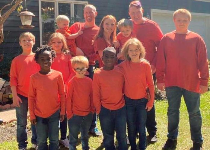 Madre cría gemelos adoptivos y hijo biológico como 