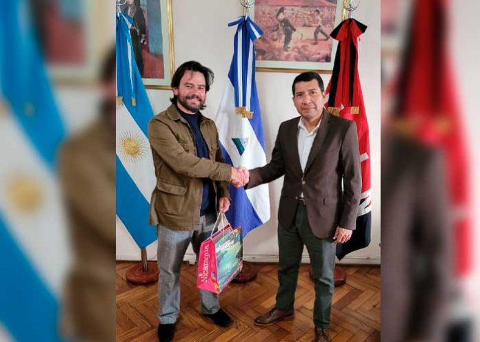 1 Artista plástico visitó la embajada de Nicaragua en Argentina