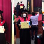 Padres e hija se gradúan de la universidad el mismo día