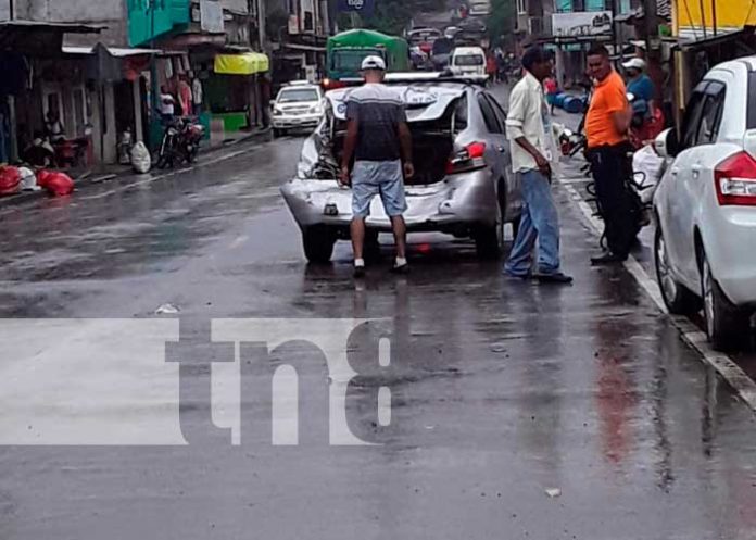 Bus colectivo choca contra taxi cerca del Centro de Salud de Río Blanco