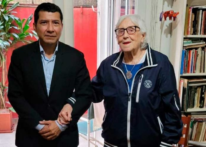 Embajador de Nicaragua visita a Stella Calloni, periodista internacional de Argentina